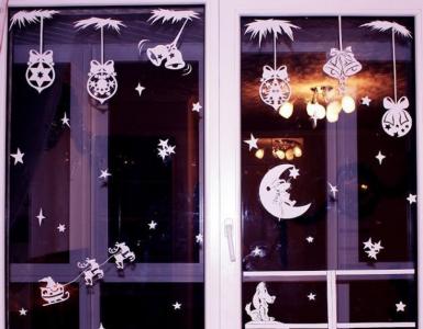 Schablonen an den Fenstern Durchbrochener Weihnachtsbaum aus Papier für das neue Jahr - Vorlagen zum Drucken, Bilder