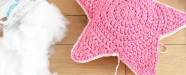 Naka-crocheted star pillow