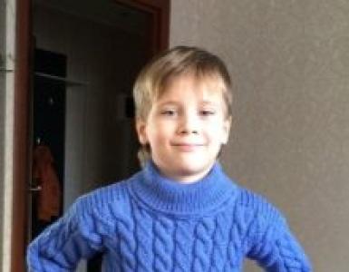 Pletený pruhovaný pulóver pre chlapca